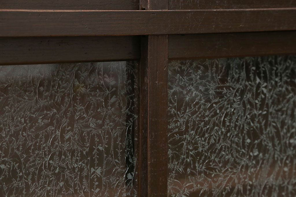 アンティーク家具　アンティーク 結霜ガラス入りの鉄脚付き収納棚(食器棚、戸棚)