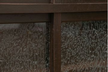 アンティーク家具　アンティーク 結霜ガラス入りの鉄脚付き収納棚(食器棚、戸棚)