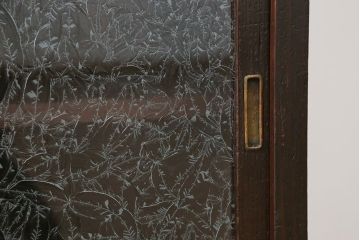 アンティーク家具　アンティーク 結霜ガラス入りの鉄脚付き収納棚(食器棚、戸棚)