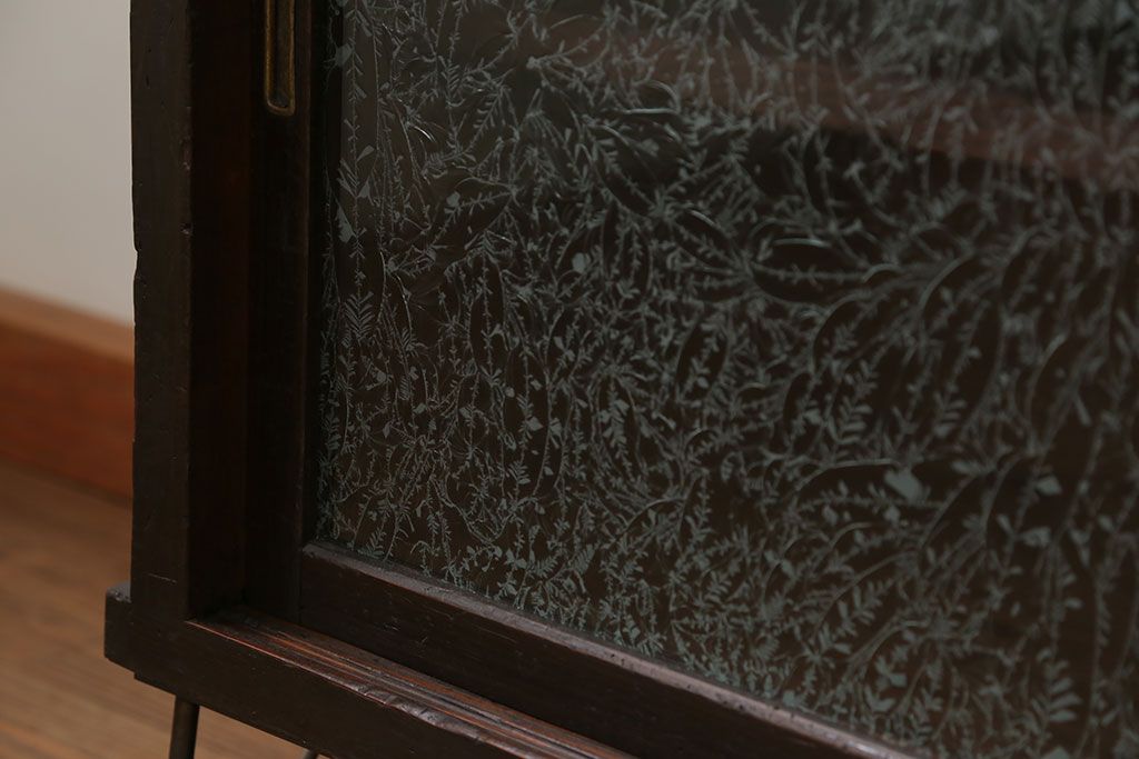 アンティーク家具　アンティーク 結霜ガラス入りの鉄脚付き収納棚(食器棚、戸棚)