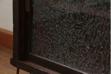 アンティーク家具　アンティーク 結霜ガラス入りの鉄脚付き収納棚(食器棚、戸棚)