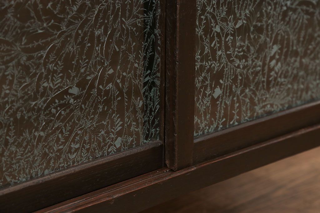 アンティーク家具　アンティーク 結霜ガラス入りの鉄脚付き収納棚(食器棚、戸棚)