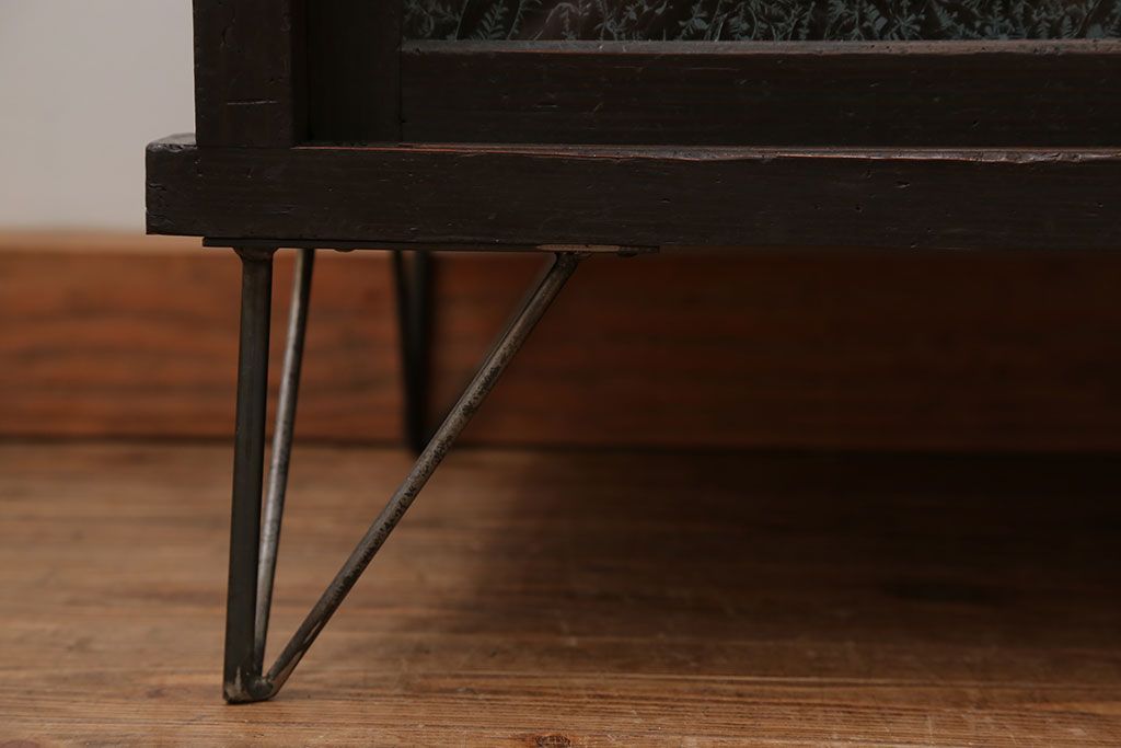 アンティーク家具　アンティーク 結霜ガラス入りの鉄脚付き収納棚(食器棚、戸棚)