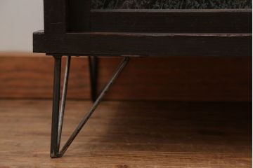 アンティーク家具　アンティーク 結霜ガラス入りの鉄脚付き収納棚(食器棚、戸棚)