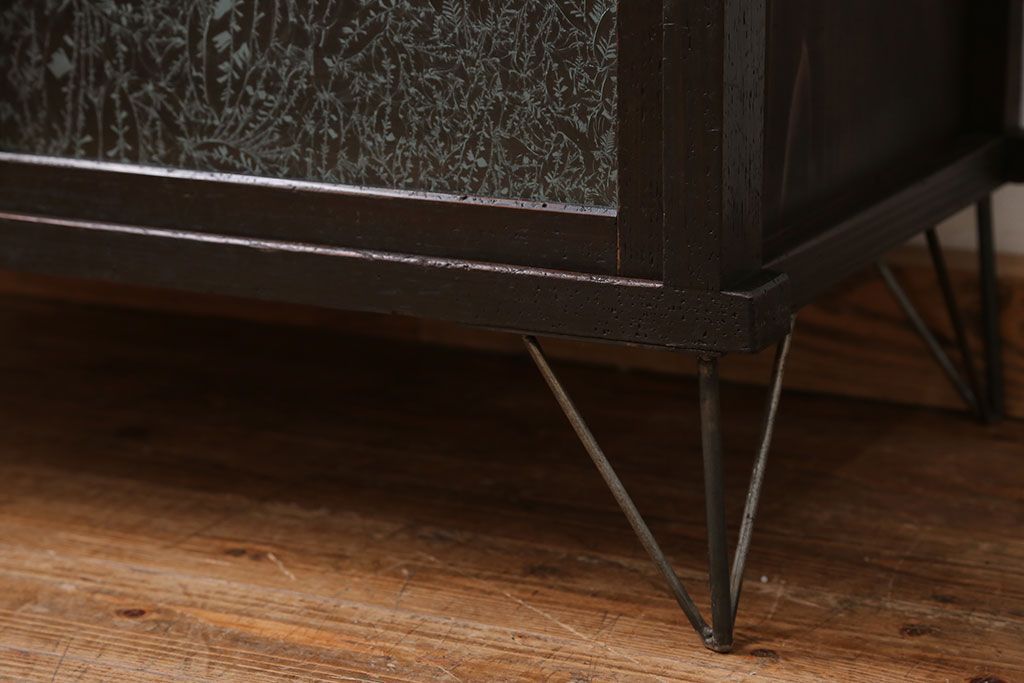 アンティーク家具　アンティーク 結霜ガラス入りの鉄脚付き収納棚(食器棚、戸棚)