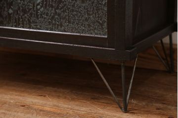 アンティーク家具　アンティーク 結霜ガラス入りの鉄脚付き収納棚(食器棚、戸棚)