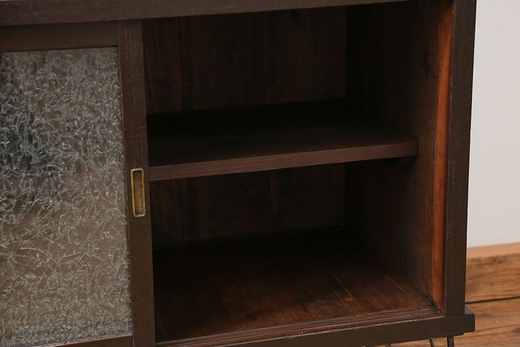 アンティーク家具　アンティーク 結霜ガラス入りの鉄脚付き収納棚(食器棚、戸棚)