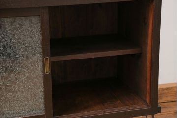 アンティーク家具　アンティーク 結霜ガラス入りの鉄脚付き収納棚(食器棚、戸棚)