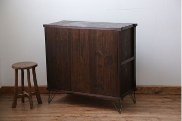 アンティーク家具　アンティーク 結霜ガラス入りの鉄脚付き収納棚(食器棚、戸棚)