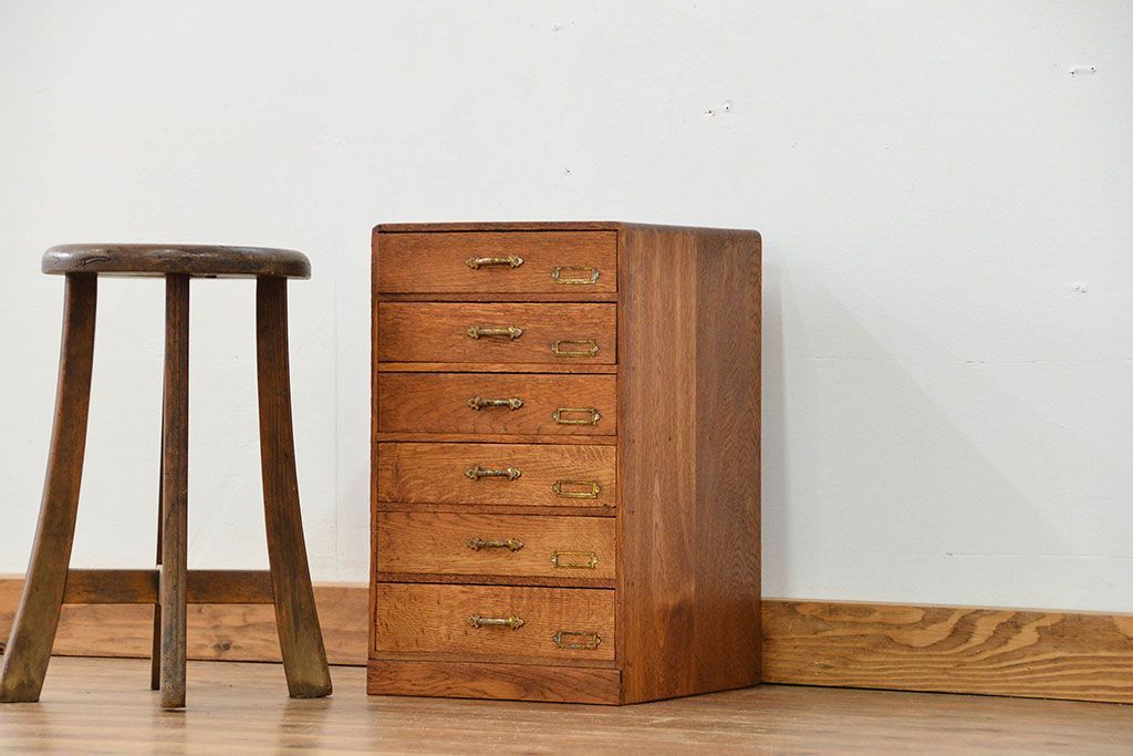 アンティーク家具　アンティーク 古いナラ材のネームプレート付き六段小引き出し