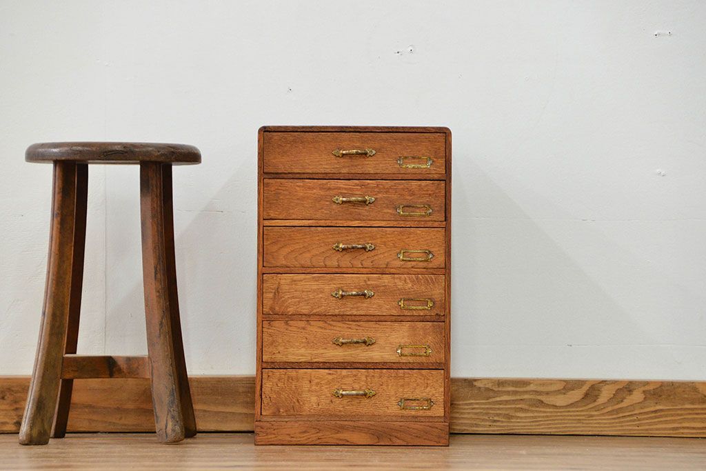 アンティーク家具　アンティーク 古いナラ材のネームプレート付き六段小引き出し