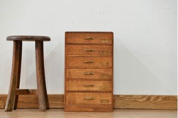 アンティーク家具　アンティーク 古いナラ材のネームプレート付き六段小引き出し