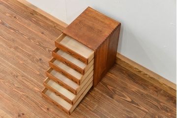 アンティーク家具　アンティーク 古いナラ材のネームプレート付き六段小引き出し