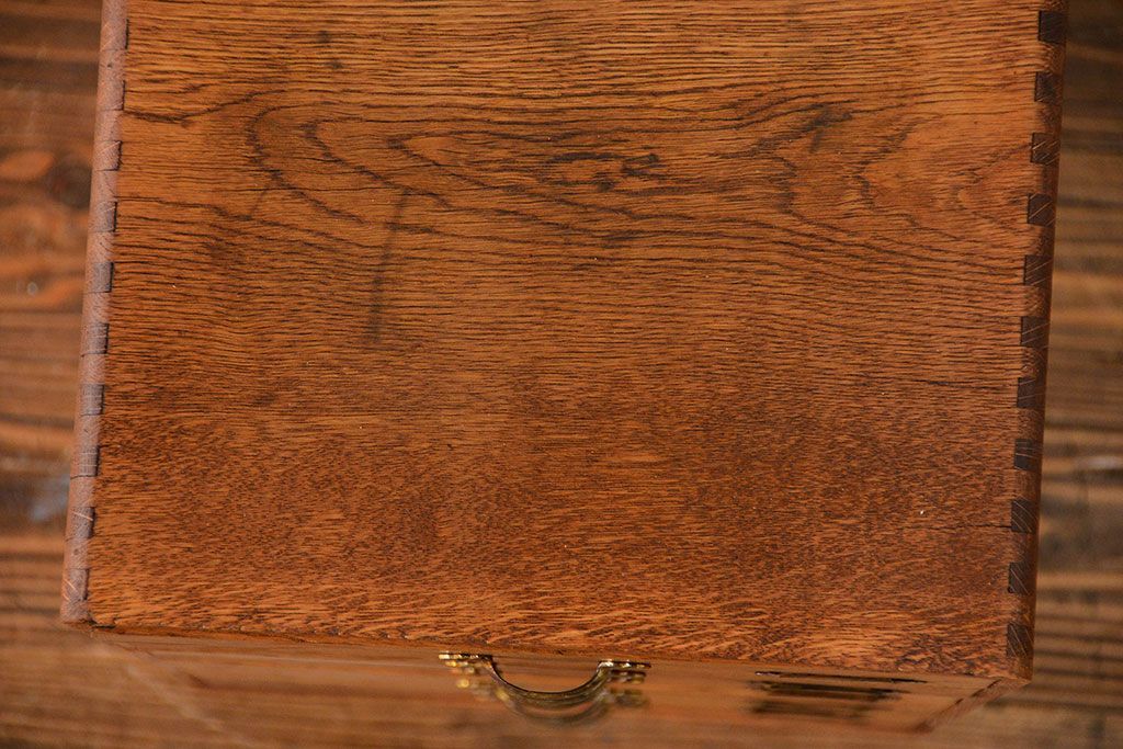 アンティーク家具　アンティーク 古いナラ材のネームプレート付き六段小引き出し