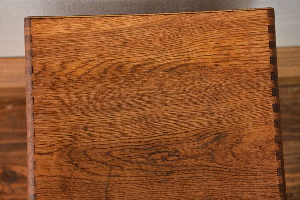 アンティーク家具　アンティーク 古いナラ材のネームプレート付き六段小引き出し