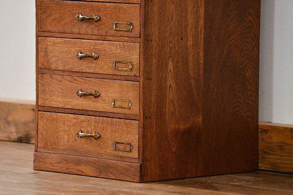 アンティーク家具　アンティーク 古いナラ材のネームプレート付き六段小引き出し