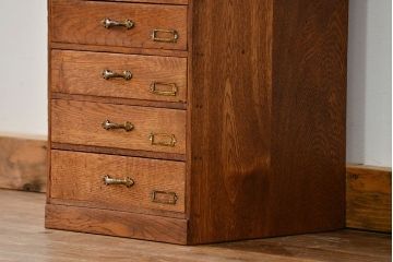 アンティーク家具　アンティーク 古いナラ材のネームプレート付き六段小引き出し