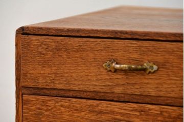 アンティーク家具　アンティーク 古いナラ材のネームプレート付き六段小引き出し