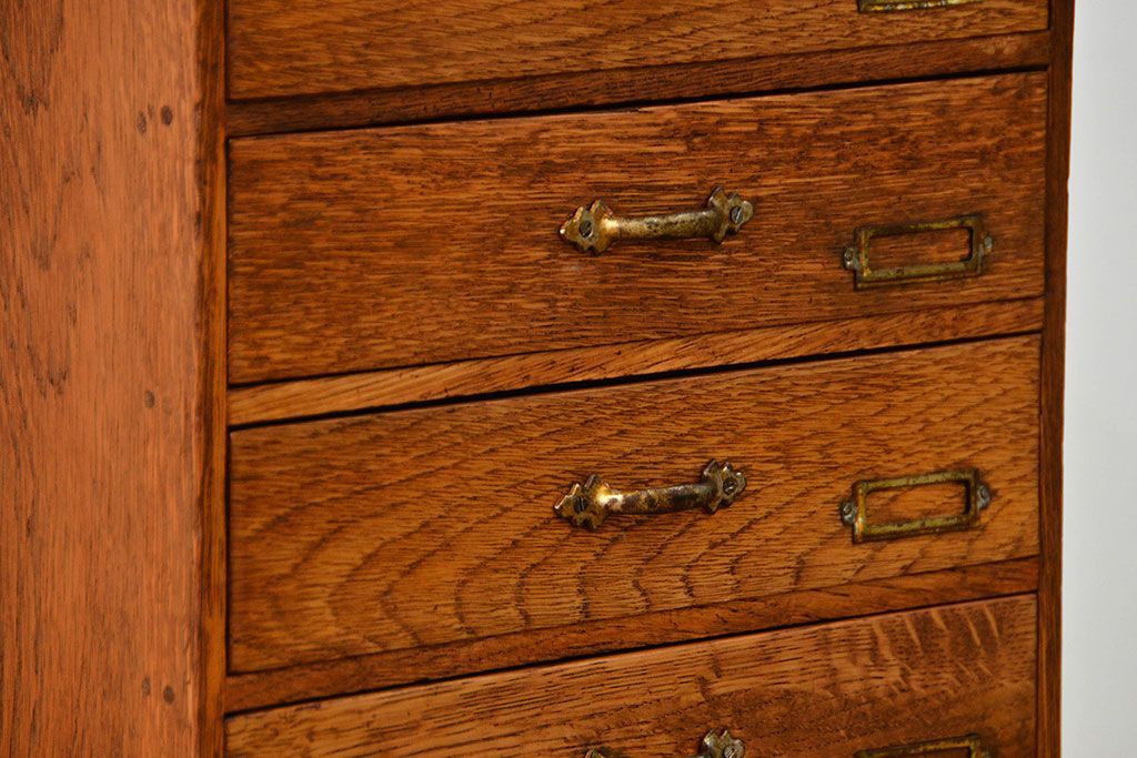 アンティーク家具　アンティーク 古いナラ材のネームプレート付き六段小引き出し