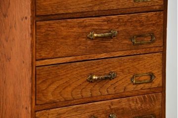 アンティーク家具　アンティーク 古いナラ材のネームプレート付き六段小引き出し