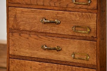 アンティーク家具　アンティーク 古いナラ材のネームプレート付き六段小引き出し