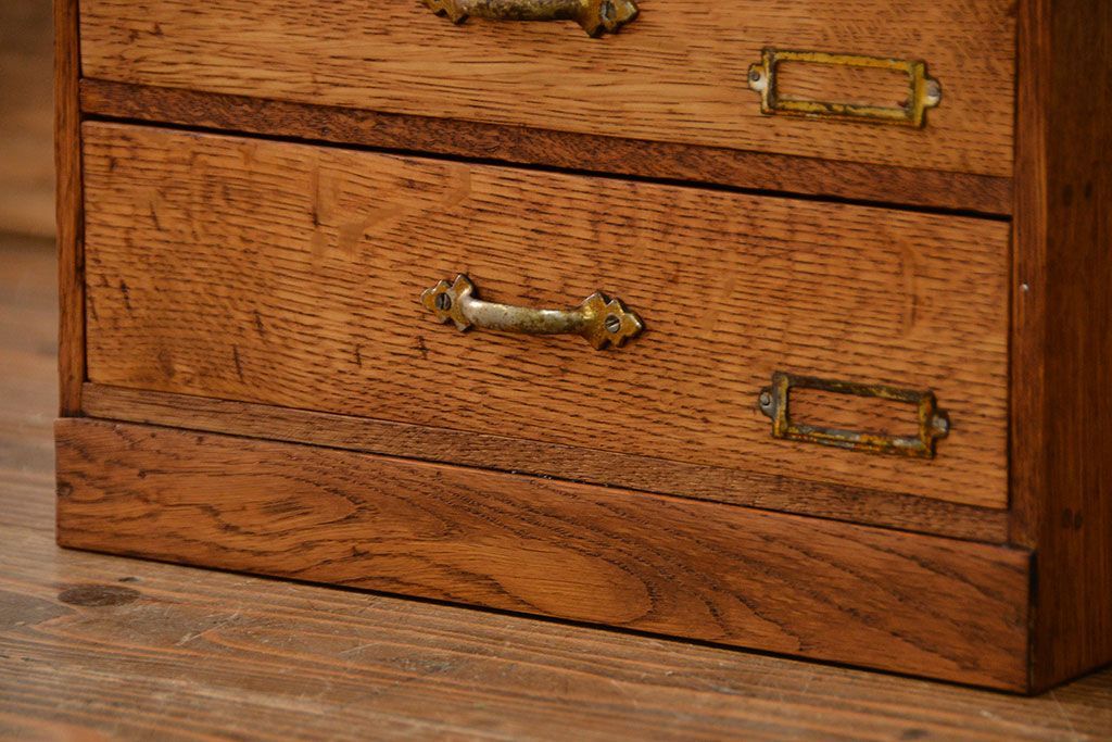 アンティーク家具　アンティーク 古いナラ材のネームプレート付き六段小引き出し