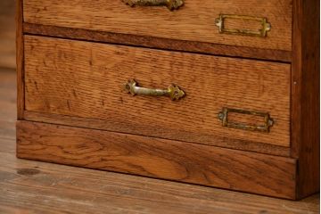 アンティーク家具　アンティーク 古いナラ材のネームプレート付き六段小引き出し