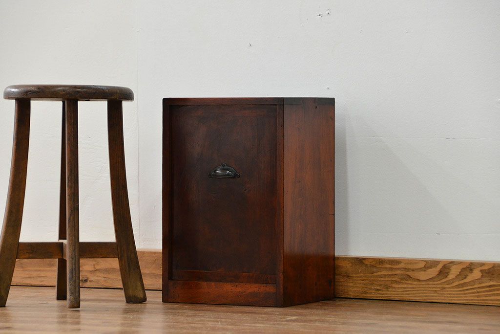 アンティーク家具　古民具・骨董 使い込まれた慳貪(けんどん)扉の収納棚(小引き出し)