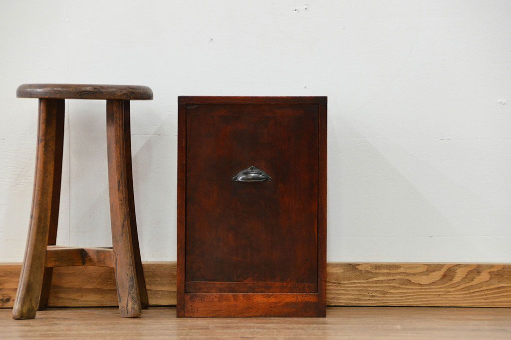 アンティーク家具　古民具・骨董 使い込まれた慳貪(けんどん)扉の収納棚(小引き出し)