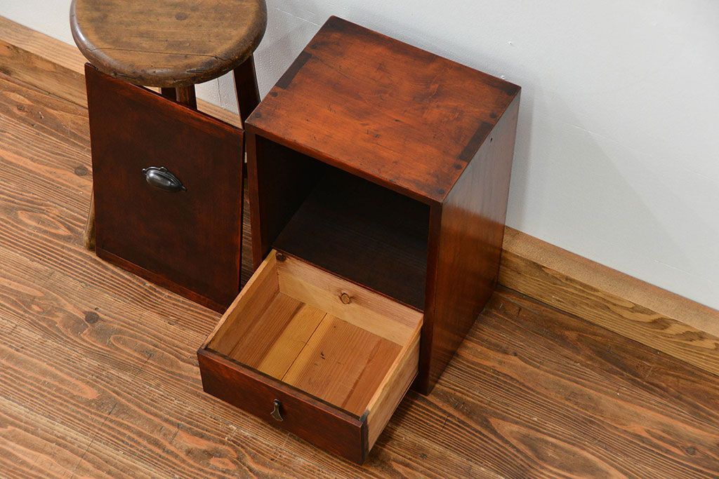 アンティーク家具　古民具・骨董 使い込まれた慳貪(けんどん)扉の収納棚(小引き出し)