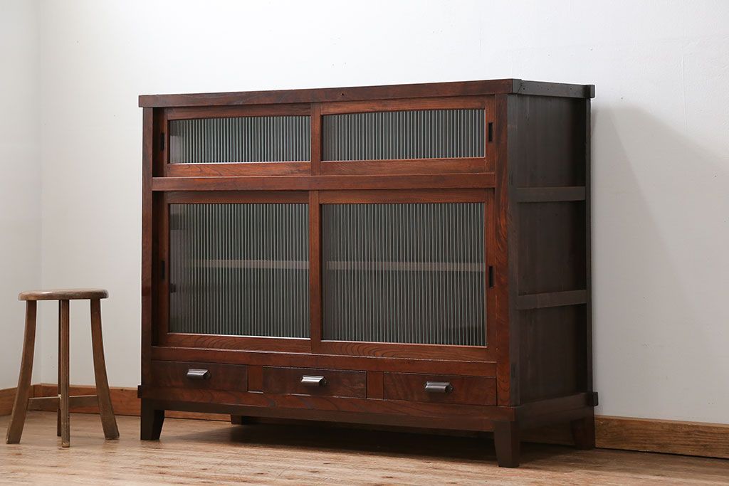 アンティーク家具　古民具・骨董 前面欅材の大振りな脚付きモールガラス収納棚(サイドボード)