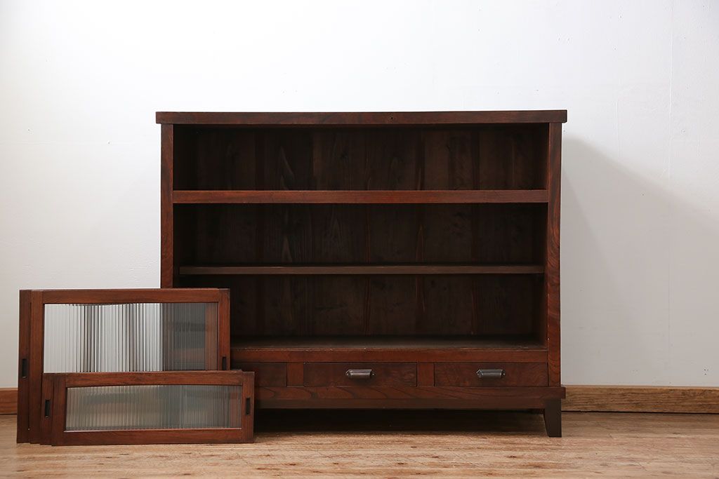 アンティーク家具　古民具・骨董 前面欅材の大振りな脚付きモールガラス収納棚(サイドボード)