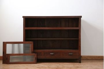 アンティーク家具　古民具・骨董 前面欅材の大振りな脚付きモールガラス収納棚(サイドボード)