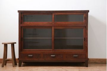 アンティーク家具　古民具・骨董 前面欅材の大振りな脚付きモールガラス収納棚(サイドボード)