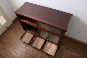 アンティーク家具　古民具・骨董 前面欅材の大振りな脚付きモールガラス収納棚(サイドボード)