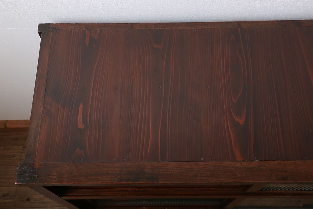 アンティーク家具　古民具・骨董 前面欅材の大振りな脚付きモールガラス収納棚(サイドボード)