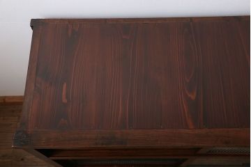 アンティーク家具　古民具・骨董 前面欅材の大振りな脚付きモールガラス収納棚(サイドボード)