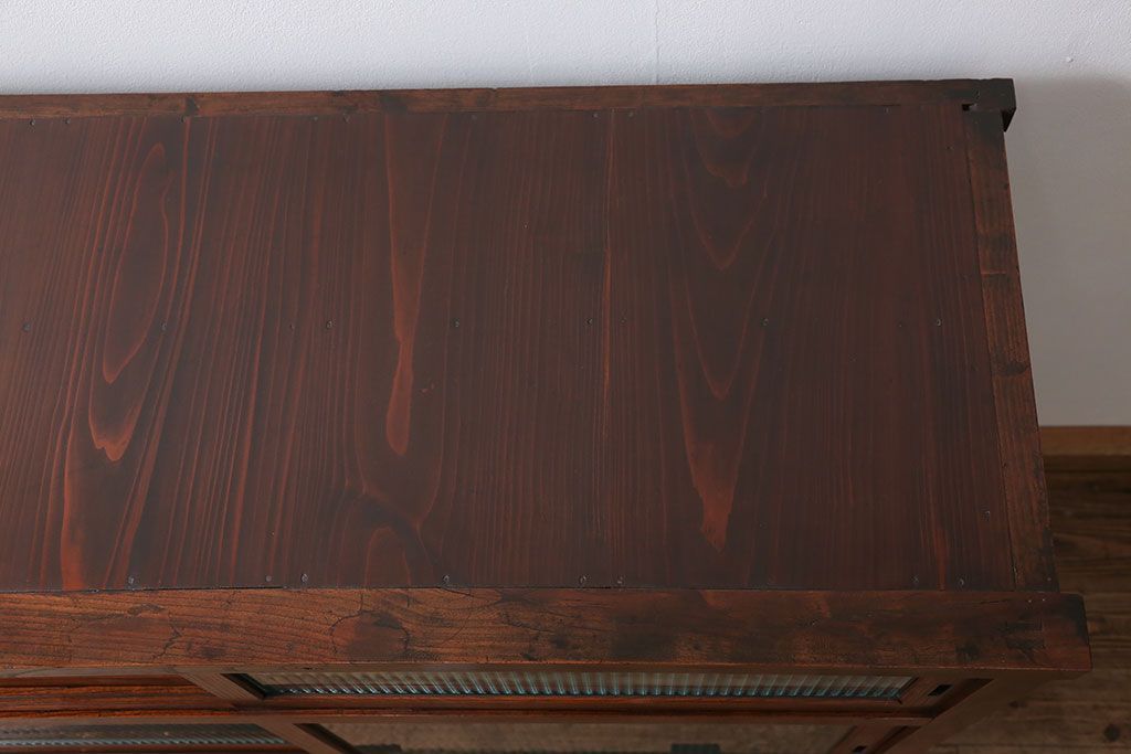 アンティーク家具　古民具・骨董 前面欅材の大振りな脚付きモールガラス収納棚(サイドボード)