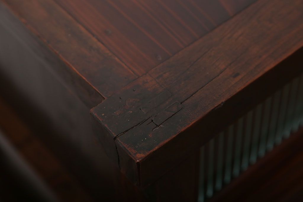 アンティーク家具　古民具・骨董 前面欅材の大振りな脚付きモールガラス収納棚(サイドボード)