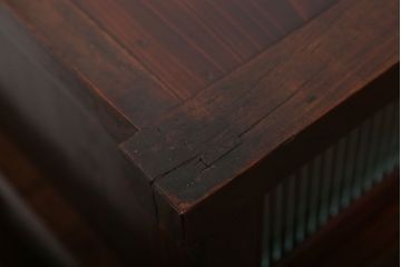 アンティーク家具　古民具・骨董 前面欅材の大振りな脚付きモールガラス収納棚(サイドボード)