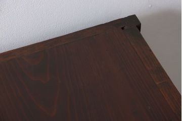 アンティーク家具　古民具・骨董 前面欅材の大振りな脚付きモールガラス収納棚(サイドボード)