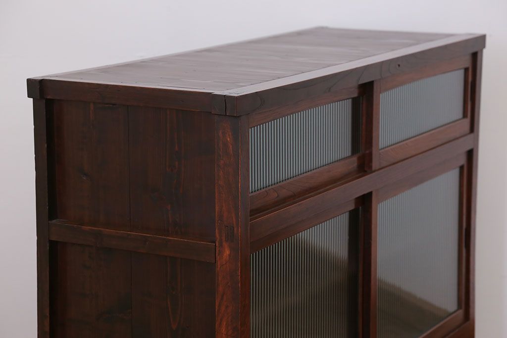 アンティーク家具　古民具・骨董 前面欅材の大振りな脚付きモールガラス収納棚(サイドボード)