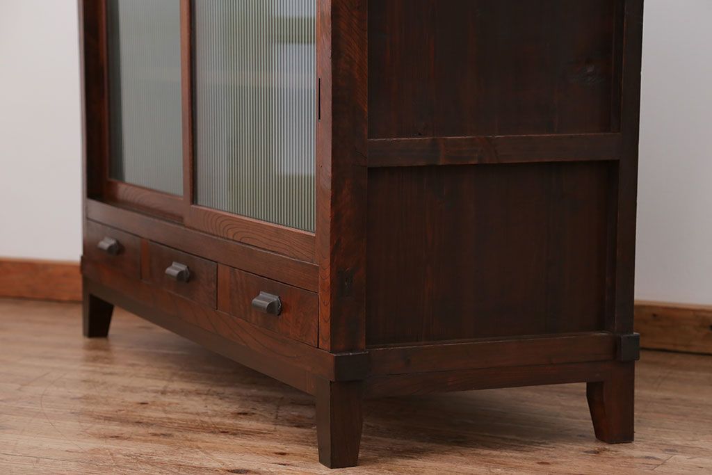 アンティーク家具　古民具・骨董 前面欅材の大振りな脚付きモールガラス収納棚(サイドボード)