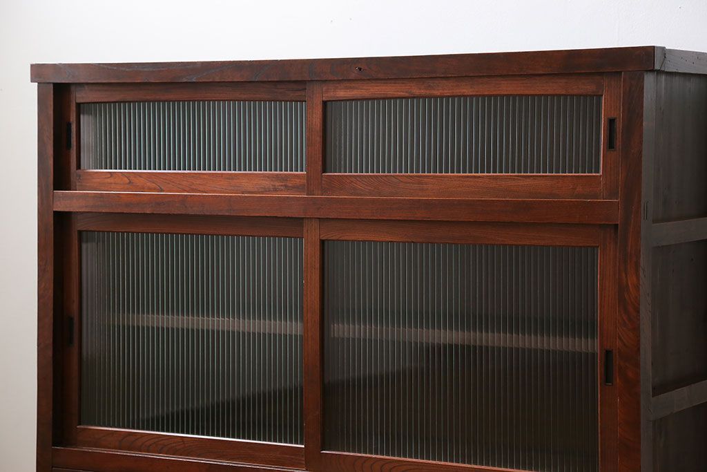 アンティーク家具　古民具・骨董 前面欅材の大振りな脚付きモールガラス収納棚(サイドボード)