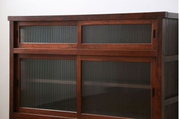 アンティーク家具　古民具・骨董 前面欅材の大振りな脚付きモールガラス収納棚(サイドボード)