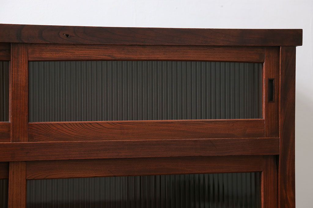 アンティーク家具　古民具・骨董 前面欅材の大振りな脚付きモールガラス収納棚(サイドボード)