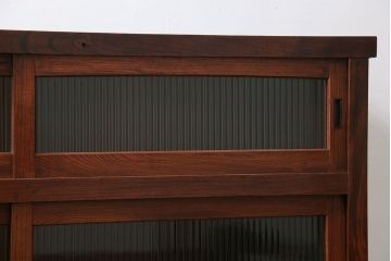 アンティーク家具　古民具・骨董 前面欅材の大振りな脚付きモールガラス収納棚(サイドボード)