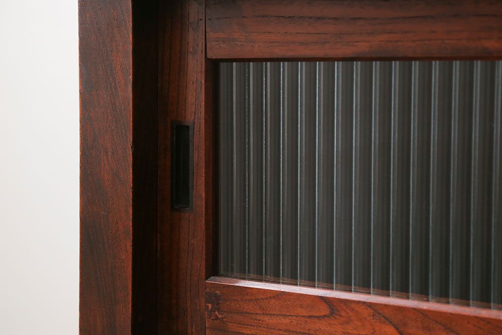 アンティーク家具　古民具・骨董 前面欅材の大振りな脚付きモールガラス収納棚(サイドボード)