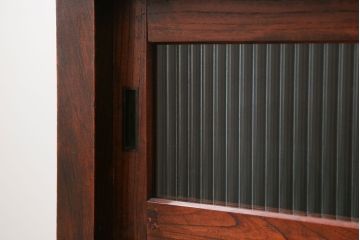 アンティーク家具　古民具・骨董 前面欅材の大振りな脚付きモールガラス収納棚(サイドボード)