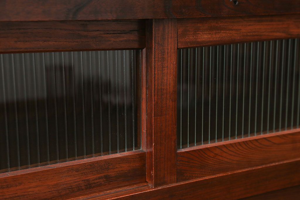 アンティーク家具　古民具・骨董 前面欅材の大振りな脚付きモールガラス収納棚(サイドボード)